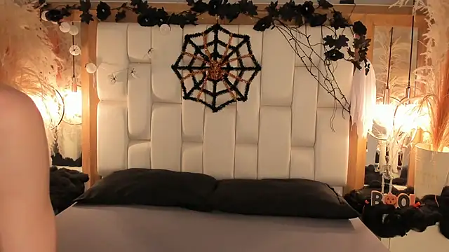 Daphne And Roger online show from 10-27-25, 11:14