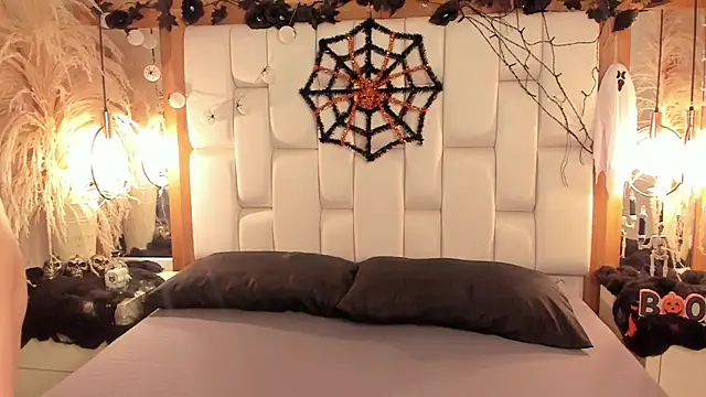 Daphne And Roger online show from 10-31-25, 11:00