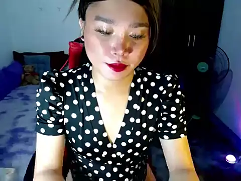 Urassiansweetcummer online show from 04-13-26, 05:13