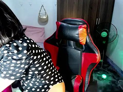 Snapshot of Urassiansweetcummer chatting on 06-17-26, 12:13 Urassiansweetcummer online show from 06-17-26, 12:13