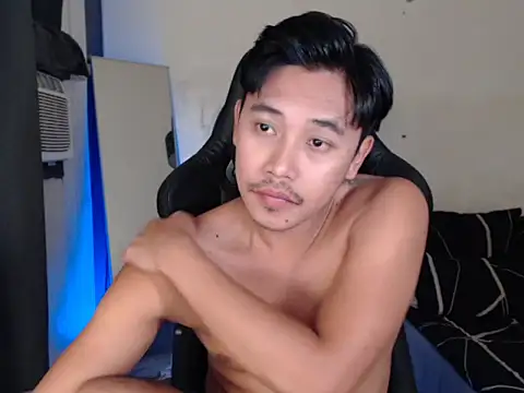 Snapshot of alexsuckable01 chatting on 10-10-25, 03:33 alexsuckable01 online show from 10-10-25, 03:33