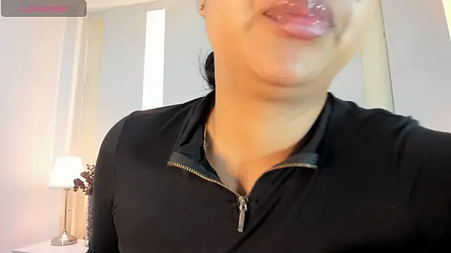 SalomeeBell online show from 10-27-25, 08:13