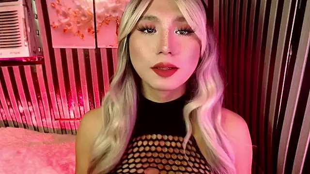 Snapshot of UrhotlucyTS chatting on 04-30-26, 07:04 UrhotlucyTS online show from 04-30-26, 07:04