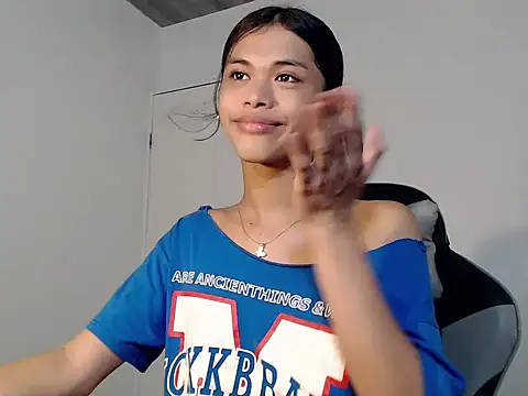 Snapshot of urcurlydiva chatting on 12-17-25, 06:30 urcurlydiva online show from 12-17-25, 06:30