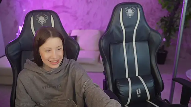 Selena Glow online show from 10-23-25, 11:03