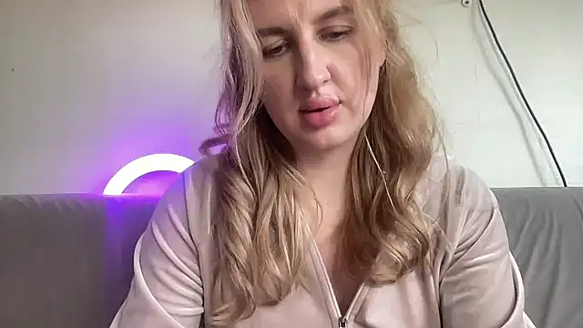 Snapshot of Kadayy1 chatting on 09-09-25, 10:37 Kadayy1 online show from 09-09-25, 10:37