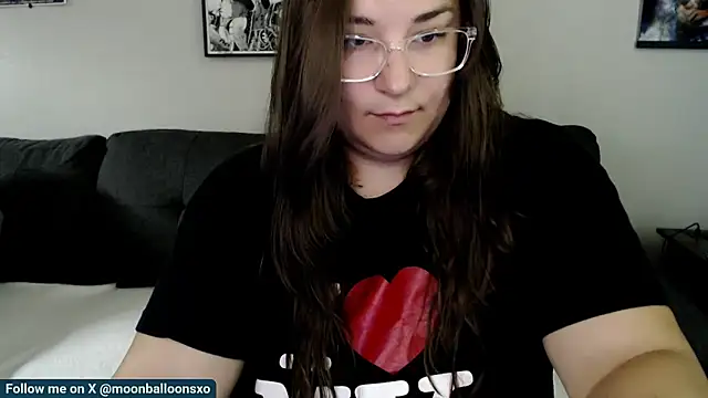 Snapshot of MoonBalloons chatting on 09-28-25, 01:00 MoonBalloons online show from 09-28-25, 01:00