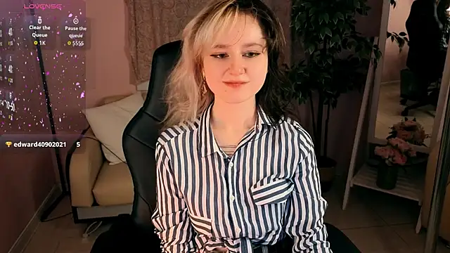 Snapshot of girl_next_doorr chatting on 07-10-26, 01:25 girl next doorr online show from 07-10-26, 01:25