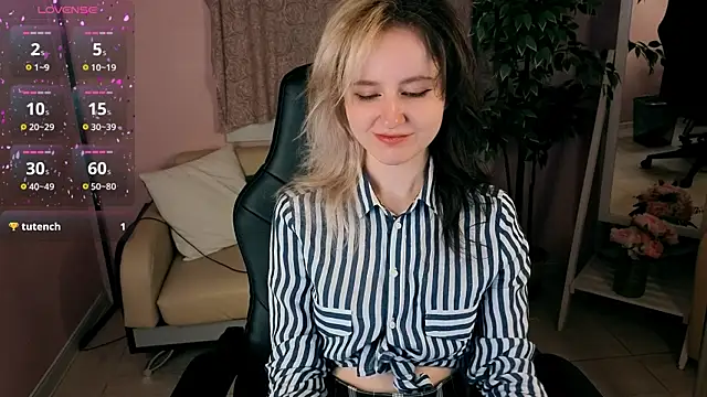 Snapshot of girl_next_doorr chatting on 07-18-26, 01:15 girl next doorr online show from 07-18-26, 01:15