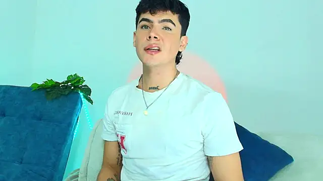 CamiiGuzmanX online show from 11-11-25, 06:52