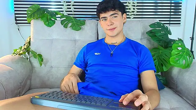 CamiiGuzmanX online show from 05-21-26, 09:33