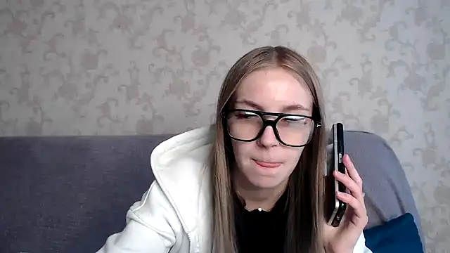 HitGyrl online show from 11-19-25, 08:36