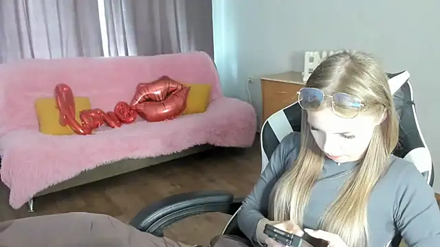 HitGyrl online show from 06-12-26, 08:02
