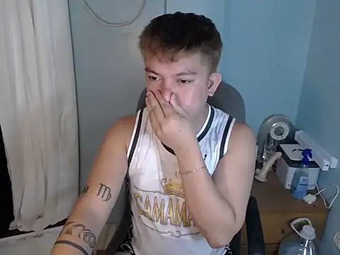 Snapshot of Fuckboii_intown chatting on 09-25-25, 07:56 Fuckboii intown online show from 09-25-25, 07:56