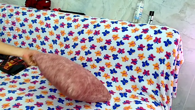 Luna logan online show from 12-15-25, 04:06