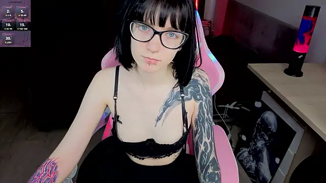 HazelTompson online show from 04-10-26, 12:21