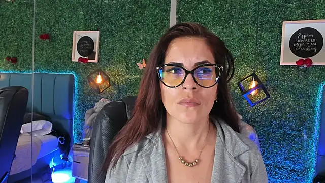 Snapshot of Linagh_ chatting on 04-28-26, 11:37 Linagh online show from 04-28-26, 11:37