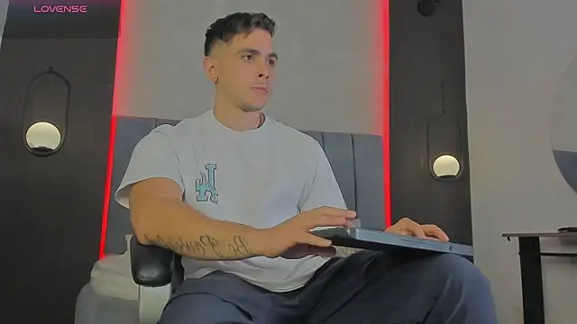 Liam walk  online show from 03-25-26, 08:04