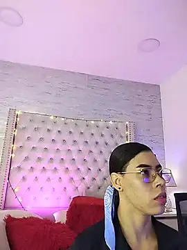 Snapshot of Pamelamiler__ chatting on 06-18-26, 01:26 Pamelamiler online show from 06-18-26, 01:26