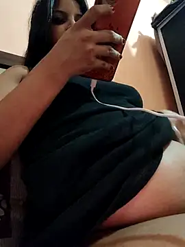 Snapshot of Maahhii_2 chatting on 04-19-26, 10:14 Maahhii 2 online show from 04-19-26, 10:14