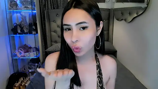 Snapshot of Claudia_empress chatting on 10-24-25, 08:27 Claudia empress online show from 10-24-25, 08:27