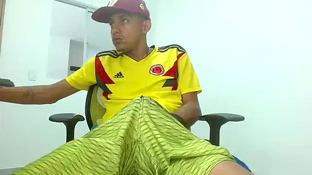 Snapshot of skinny23cm chatting on 02-25-25, 07:36 skinny23cm online show from 02-25-25, 07:36