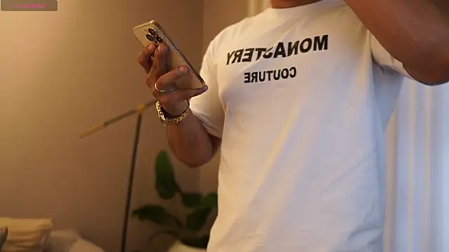 Snapshot of Thiago_Valente chatting on 11-05-25, 01:11 Thiago Valente online show from 11-05-25, 01:11