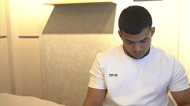 Snapshot of Thiago_Valente chatting on 02-04-26, 12:44 Thiago Valente online show from 02-04-26, 12:44