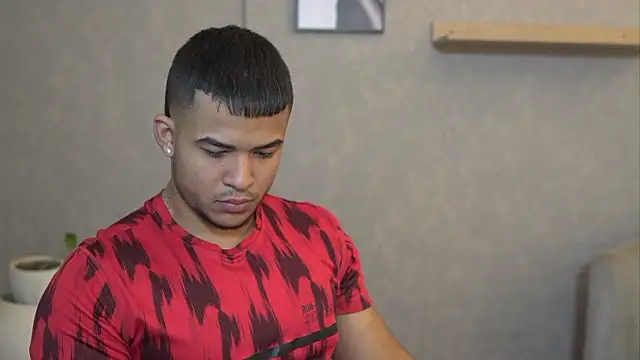 Snapshot of Thiago_Valente chatting on 02-21-26, 02:07 Thiago Valente online show from 02-21-26, 02:07