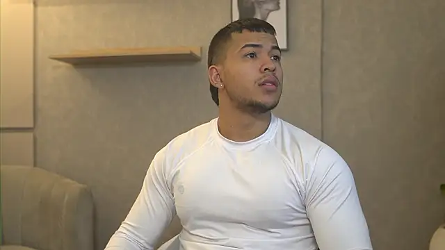 Snapshot of Thiago_Valente chatting on 02-24-26, 01:42 Thiago Valente online show from 02-24-26, 01:42