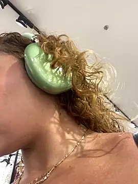 Snapshot of Chloe_Leaozinho chatting on 02-04-26, 02:23 Chloe Leaozinho online show from 02-04-26, 02:23