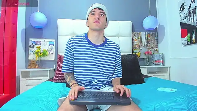 Matteo12  online show from 10-31-25, 03:07