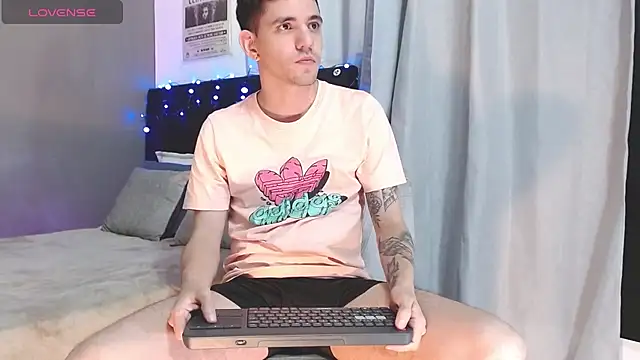 Matteo12  online show from 11-17-25, 02:39