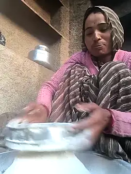 Hot raaani online show from 12-17-25, 01:44