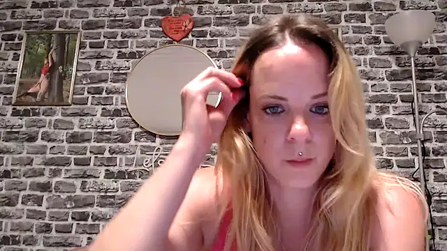 Snapshot of SexyMilf_37 chatting on 05-27-26, 08:06 SexyMilf 37 online show from 05-27-26, 08:06