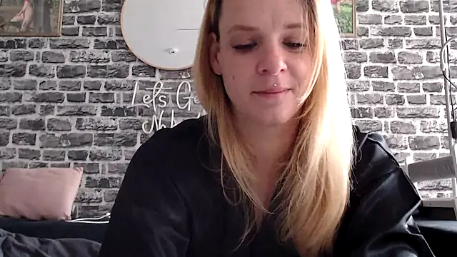 Snapshot of SexyMilf_37 chatting on 06-14-26, 11:12 SexyMilf 37 online show from 06-14-26, 11:12