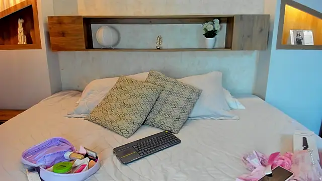 Emilly Beaumont online show from 05-13-26, 12:57
