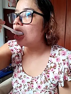 Snapshot of saenz_eymi chatting on 01-16-26, 05:17 saenz eymi online show from 01-16-26, 05:17