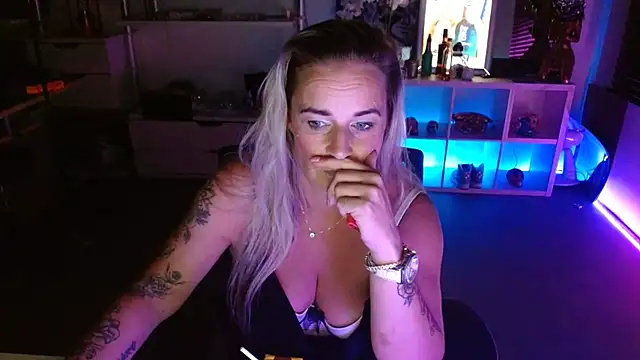 Snapshot of Mrs-Aurora chatting on 09-29-25, 06:57 Mrs-Aurora online show from 09-29-25, 06:57