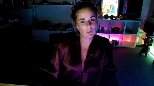 Snapshot of Mrs-Aurora chatting on 10-05-25, 01:48 Mrs-Aurora online show from 10-05-25, 01:48