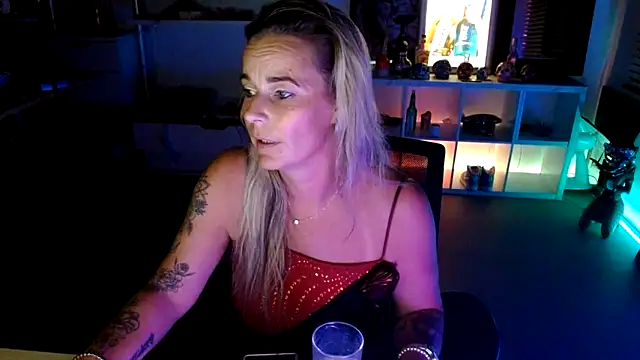 Snapshot of Mrs-Aurora chatting on 10-05-25, 08:07 Mrs-Aurora online show from 10-05-25, 08:07