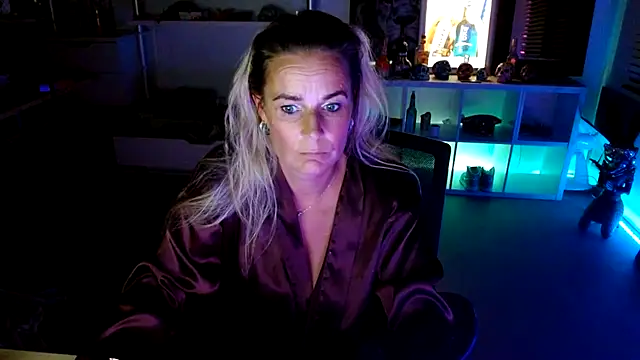 Snapshot of Mrs-Aurora chatting on 10-06-25, 09:45 Mrs-Aurora online show from 10-06-25, 09:45