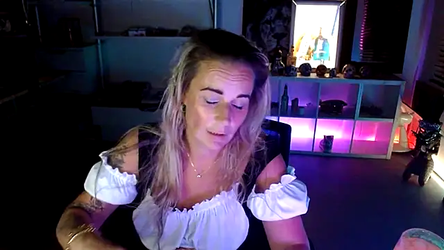 Snapshot of Mrs-Aurora chatting on 10-10-25, 09:25 Mrs-Aurora online show from 10-10-25, 09:25