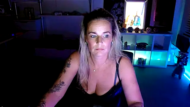 Snapshot of Mrs-Aurora chatting on 10-12-25, 06:29 Mrs-Aurora online show from 10-12-25, 06:29