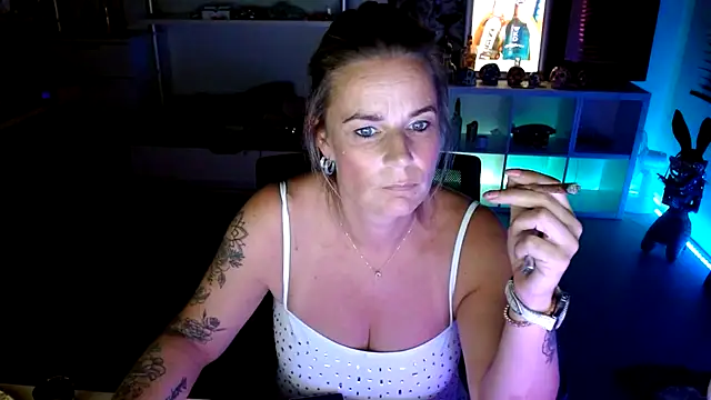 Snapshot of Mrs-Aurora chatting on 10-13-25, 08:42 Mrs-Aurora online show from 10-13-25, 08:42