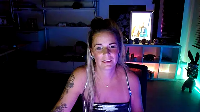 Snapshot of Mrs-Aurora chatting on 10-14-25, 08:31 Mrs-Aurora online show from 10-14-25, 08:31