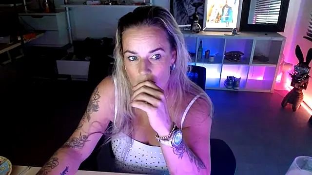 Snapshot of Mrs-Aurora chatting on 10-15-25, 12:49 Mrs-Aurora online show from 10-15-25, 12:49