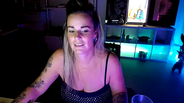 Snapshot of Mrs-Aurora chatting on 10-16-25, 09:16 Mrs-Aurora online show from 10-16-25, 09:16