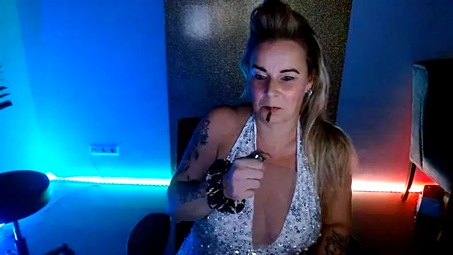 Snapshot of Mrs-Aurora chatting on 11-25-25, 07:58 Mrs-Aurora online show from 11-25-25, 07:58