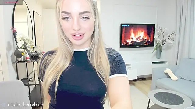 Snapshot of nicole_blueberry chatting on 10-26-25, 10:15 nicole blueberry online show from 10-26-25, 10:15